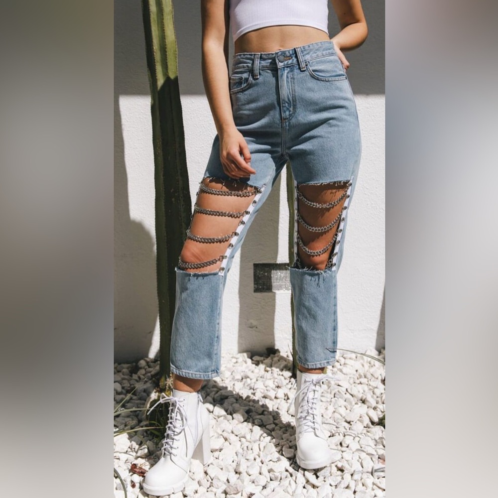 Carmar Hermia jean light wash with cutout knees & chain trim sz 28 non stretch